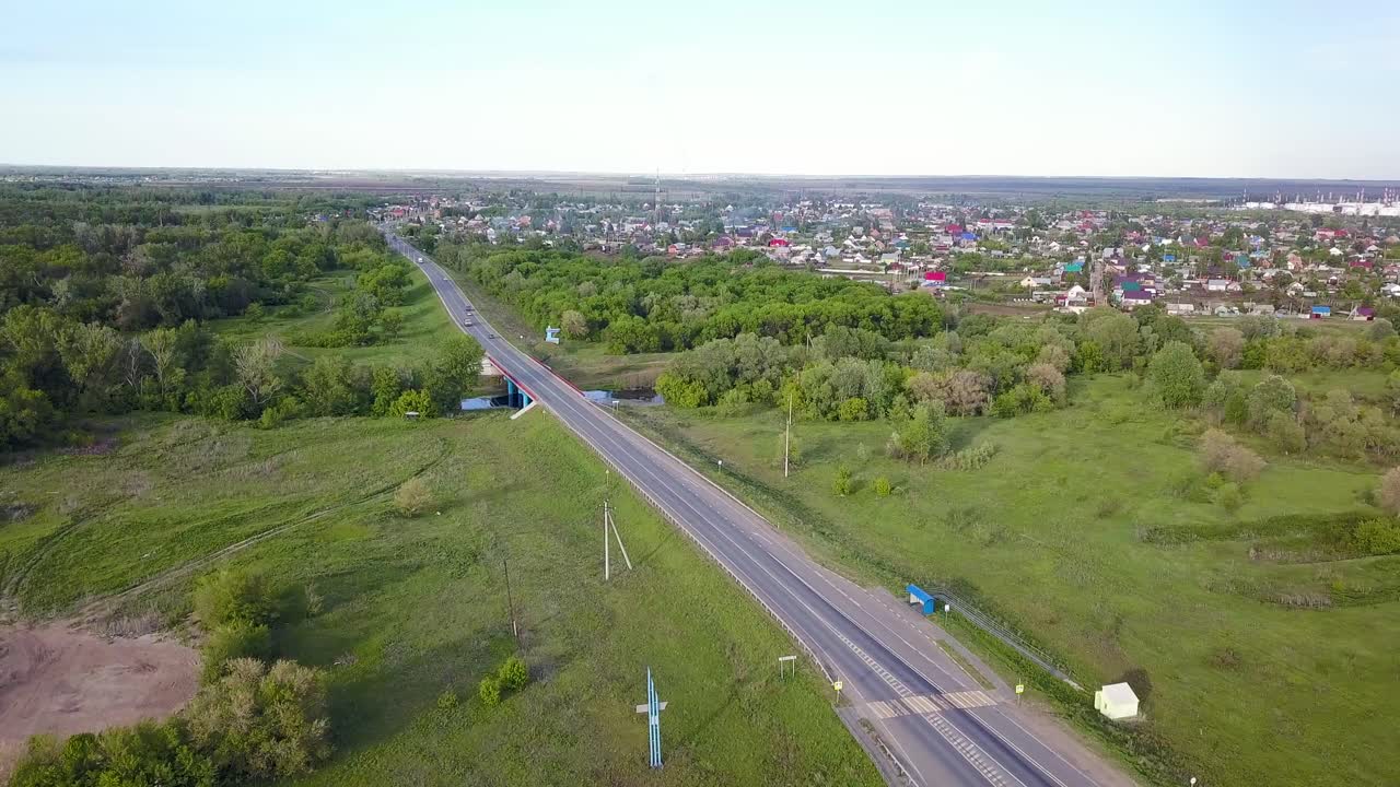 시골 지역 의 도로 와 다리 의 공중 사진