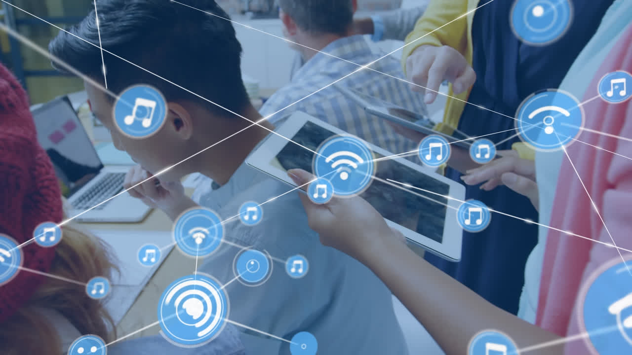 animación de iconos conectados sobre diversos compañeros de trabajo compartiendo ideas en la tableta digital en la oficina