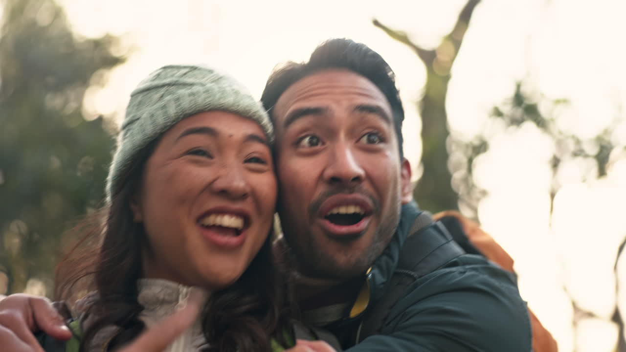 행복하고, 와우 그리고 자연에서 커플과 함께 하이킹