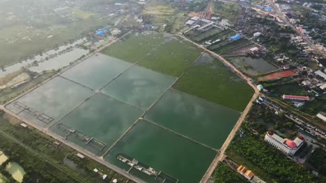 Antena:-Dron-Panorámico-De-Izquierda-A-Derecha-Sobre-Nueve-Enormes-Lagos-De-Drenaje-Al-Amanecer.