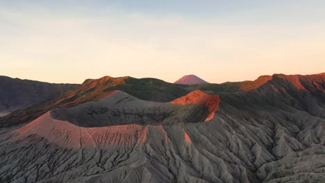 Toma-Aérea-Del-Paisaje-Del-Monte-Bromo,-Luz-Matutina-Soleada,-Toma-De-Drones-Del-Monte-Bromo-Y-El-Volcán-Batok