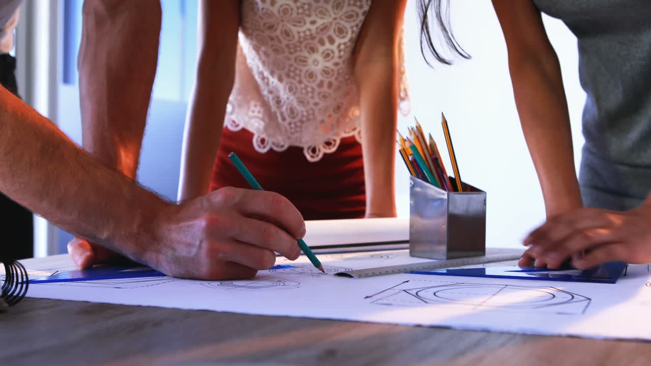 arquitectos trabajando en planos en su escritorio 4k