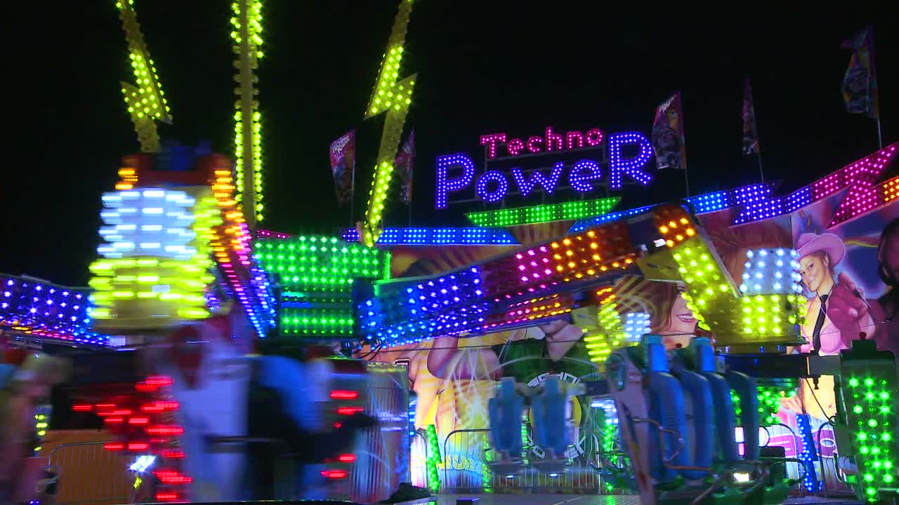 аттракцион на ночном карнавале 2