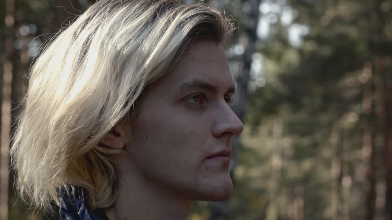 молодой человек в лесу