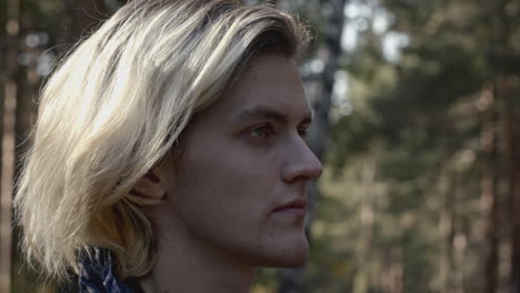 joven en un bosque