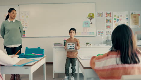 Escuela,-Aula-Y-Estudiante-Con-Reciclaje