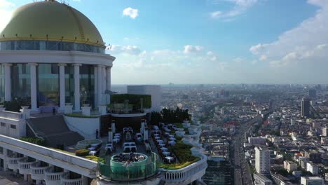 los turistas son vistos en el sky bar en lo alto de la torre estatal en bangkok, tailandia, con vistas a la ciudad