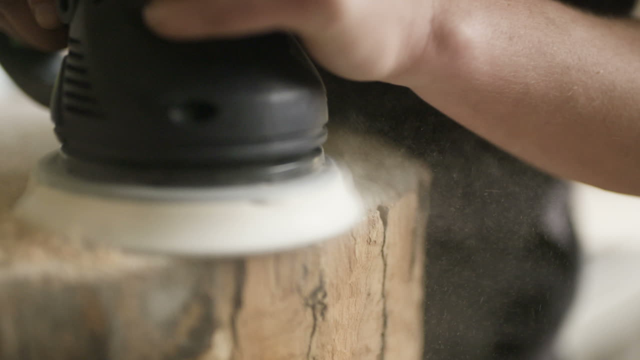 carpintero profesional muele madera en el taller 3