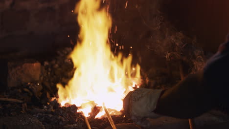 tiene habilidades para trabajar con fuego.
