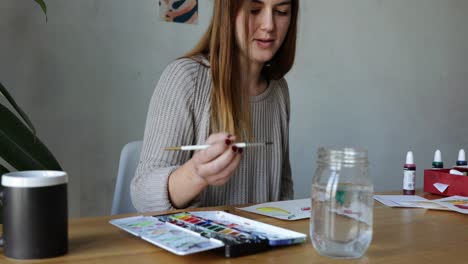 Niña-Pintando-Dibujos-En-Acuarela