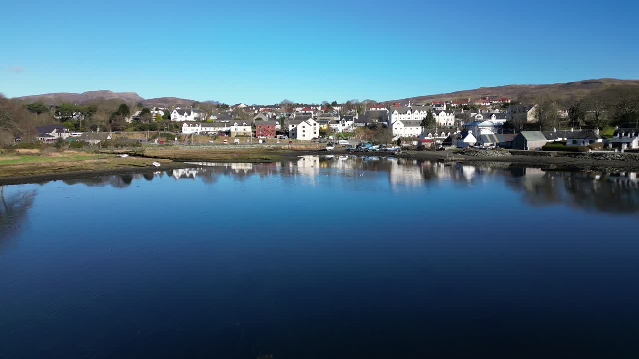 vuelo sobre plataforma de buceo puerto y edificios portuarios de portree isla de skye escocia