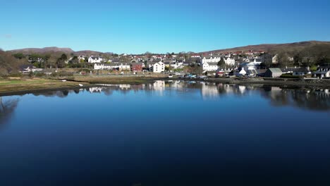 Flug-über-Den-Sprungturmhafen-Und-Die-Hafengebäude-Von-Portree,-Isle-Of-Skye,-Schottland