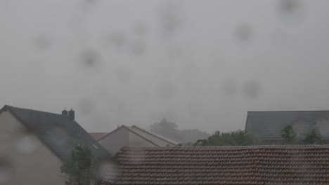 In-Frankreich-Regnet-Es-Heftig,-Während-Wassertropfen-Auf-Fensterscheiben-Fallen