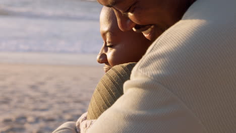 amor, pareja negra y abrazo mientras están en la playa para