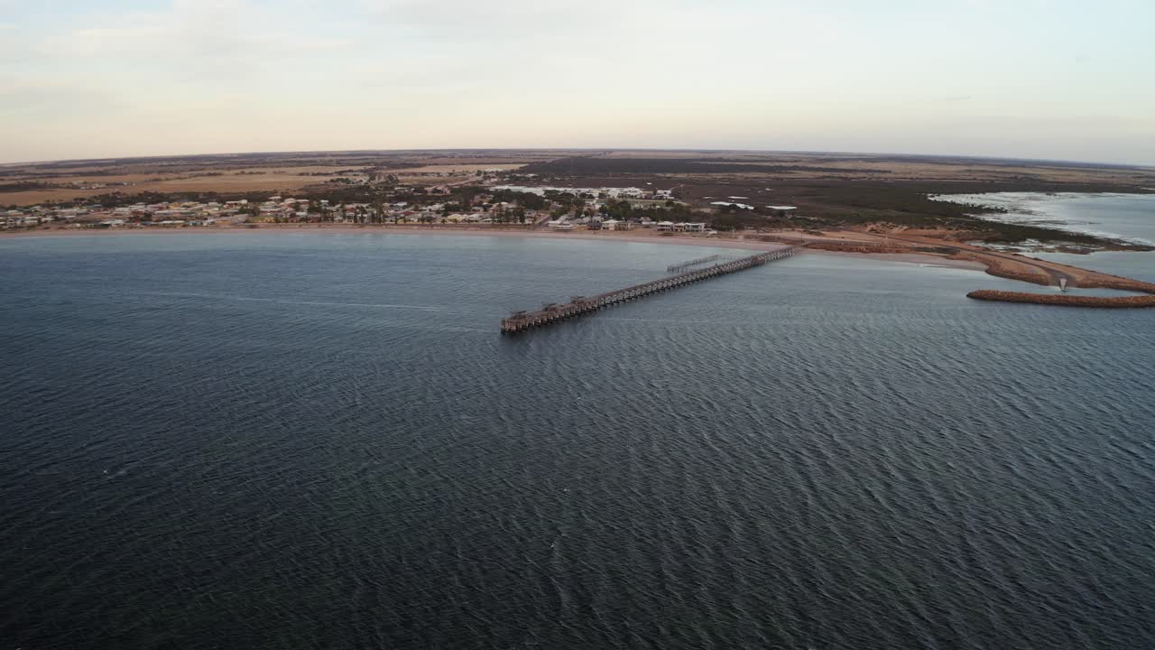 사우스 오스트레일리아 에어 반도 에 있는 코핀 베이 의 해안선 의 드론 으로 찍은 사진