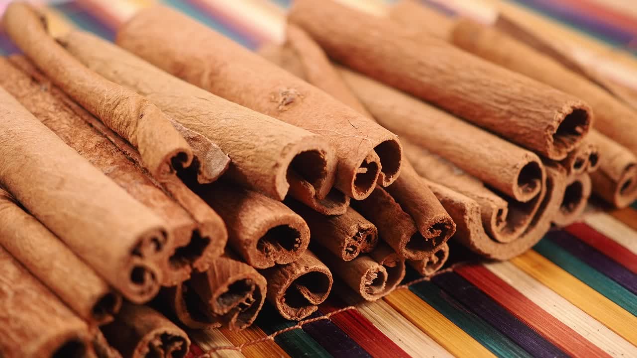 Aromatiske kanelstenger roterer på en levende matte