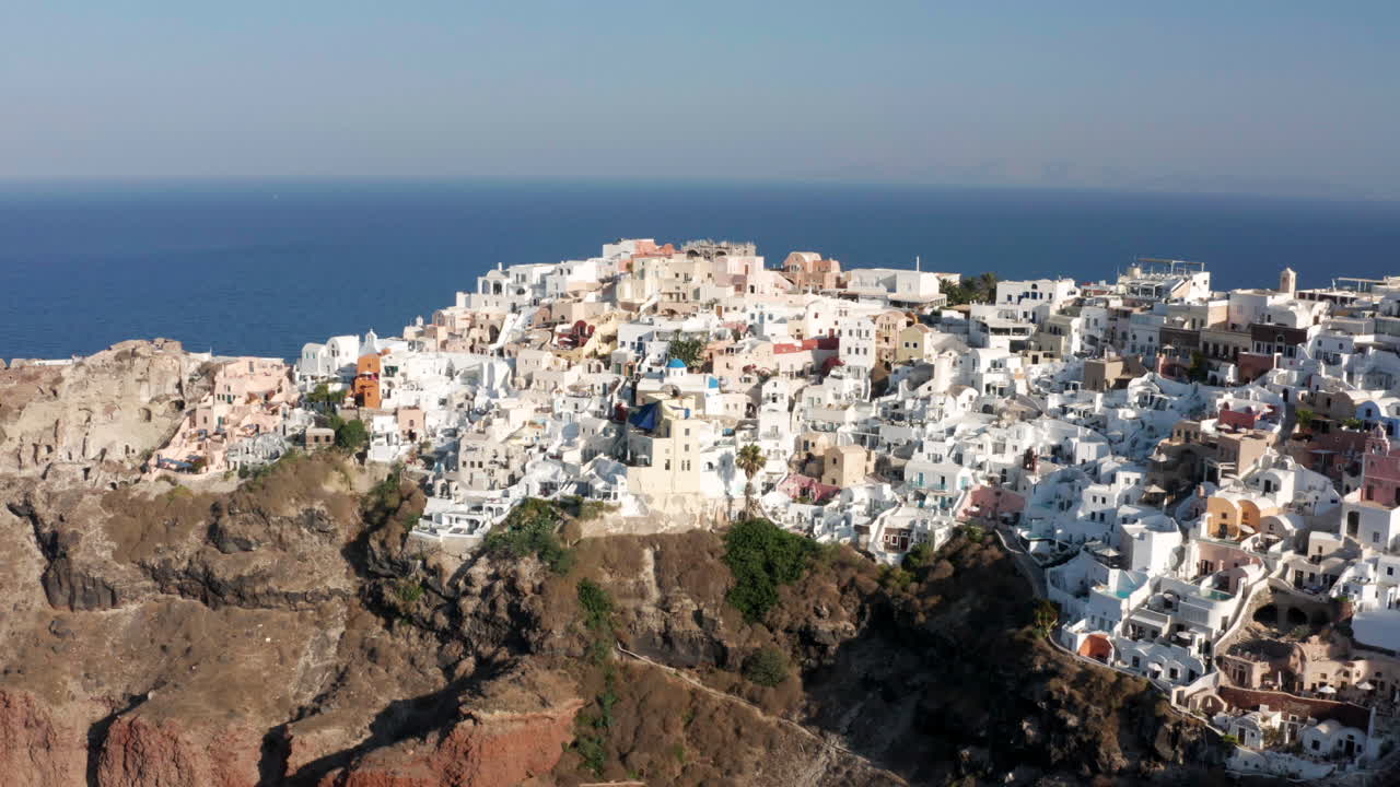 vista aérea de casas, hoteles y lugares de interés en el pueblo de oia en grecia