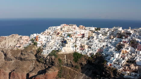 Vista-Aérea-De-Casas,-Hoteles-Y-Lugares-De-Interés-En-El-Pueblo-De-Oia-En-Grecia