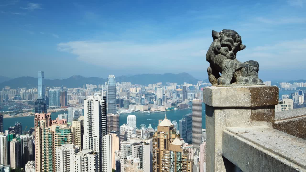estatua de león chino en el pico victoria el famoso punto de vista en hong kong