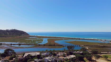 vista aérea de las vías del ferrocarril en la reserva natural y laguna del pantano de los peñasquitos en san diego, california, ee.