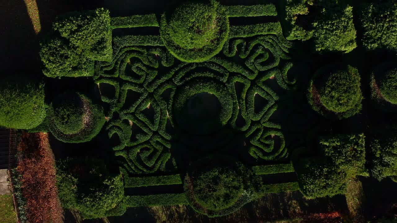 vista aérea de pájaros de jardines ornamentados en terrenos del castillo de montalto pavese