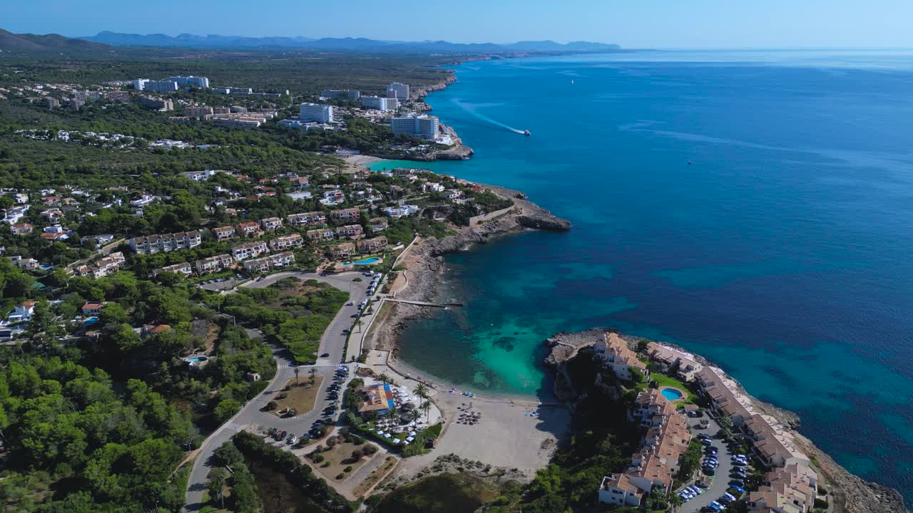 Atemberaubendes Drohnen-Filmmaterial von luxuriösen Immobilienprojekten in der Nähe von Cala Murada auf Mallorca, Balearen. Private Villen, Hotels und die natürliche Schönheit der mediterranen Küstenlandschaft.