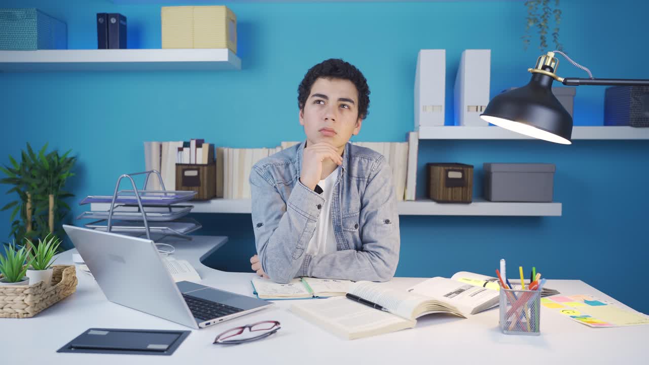 joven estudiante que comienza a pensar cuando no le viene nada a la mente.