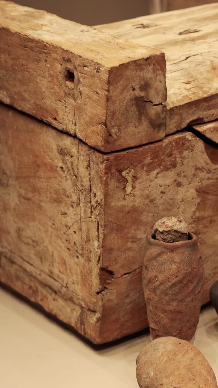 Bara di legno circondata da reperti di ceramica storici