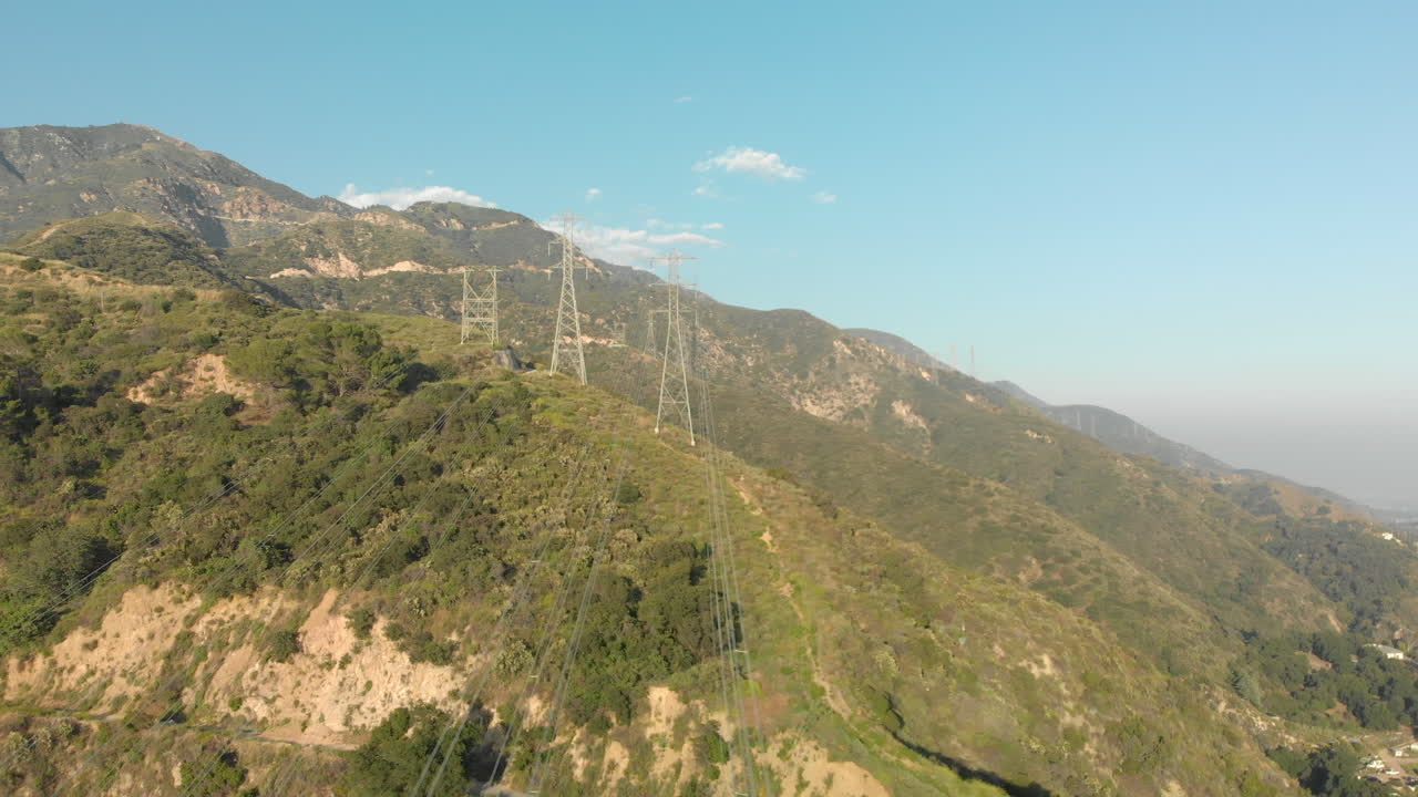 antena de líneas eléctricas en una montaña verde