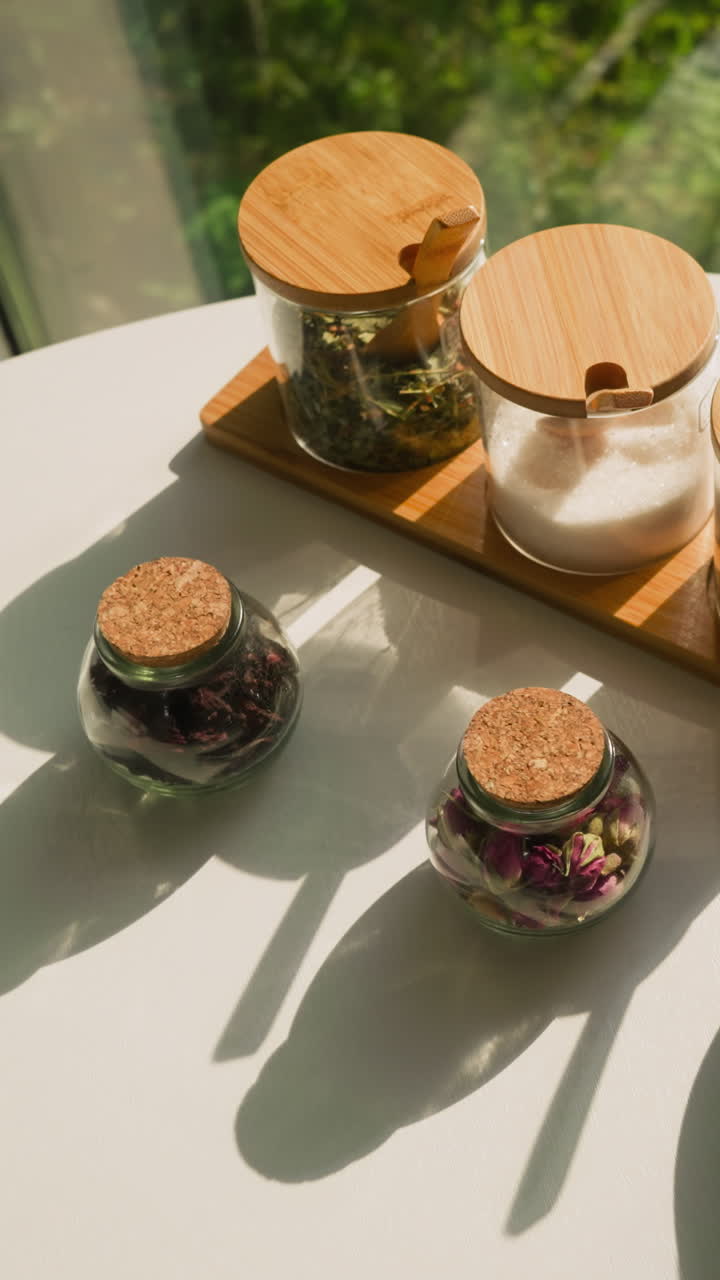 식탁 위에 허브와 과일 접시가있는 항아리. 하루를 키우고 활력을 불어넣는 시작은 소중한 전통이됩니다. 휴가 동안 건강한 생활 방식