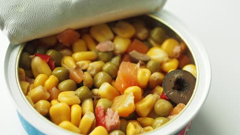 lata abierta de verduras mezcladas y ensalada de atún