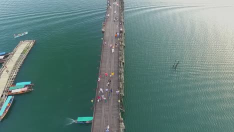 El-Puente-De-Madera-Más-Largo-Hecho-Por-El-Hombre-En-Tailandia-En-Sangklaburi