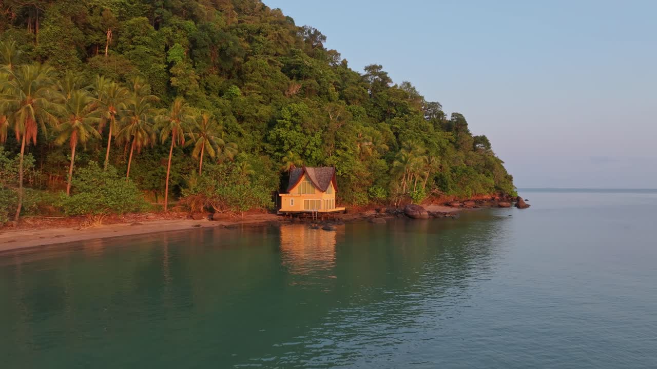 Cảnh bình minh từ trên cao về nhà gỗ bãi biển ấm cúng bên làn nước xanh ngọc, Koh Chang, Thái Lan