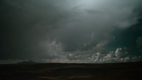 dramatische isländische landschaft, schnell bewegte wolken, weitbild, timelapse