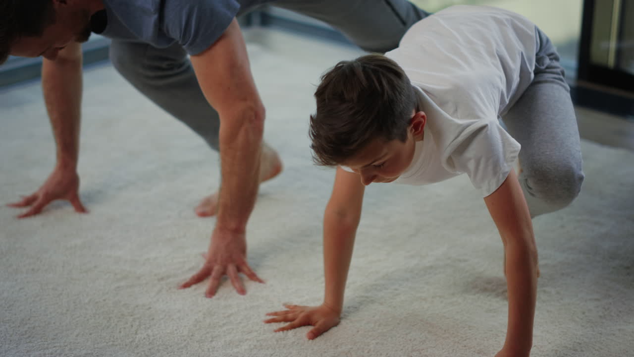 padre e hijo entrenando en casa