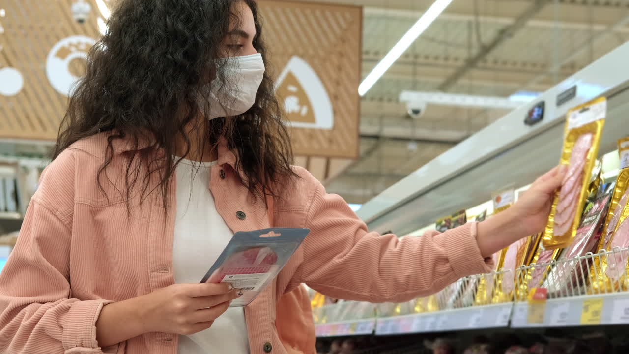 mujer comprando carne en una tienda de comestibles