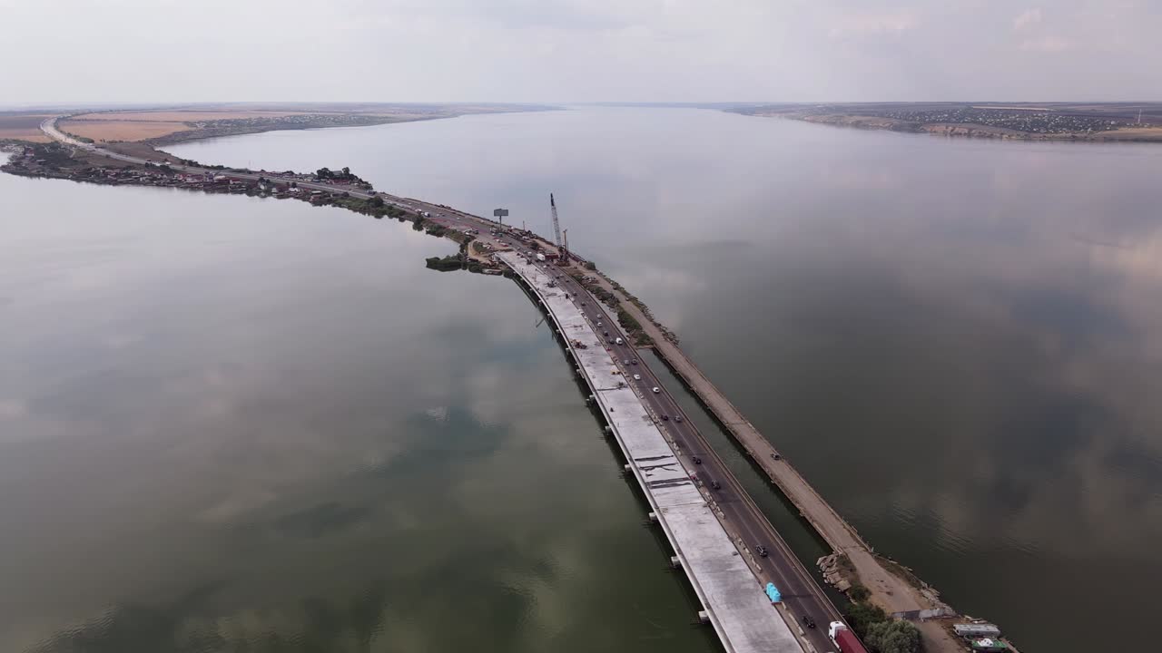 Traffic on the Pontoon Bridge.