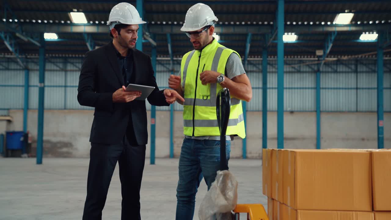 los trabajadores de la fábrica entregan cajas paquete en un carro empujador en el almacén .