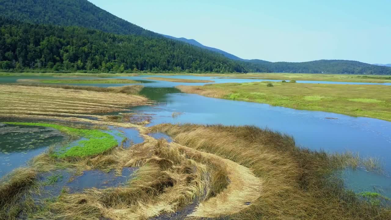 luft: flyver lavt over vandet mod bjergene