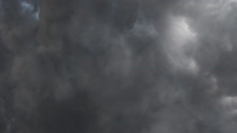 Vista-De-Tormenta-En-El-Cielo-Gris,-Tormenta-De-Nubes