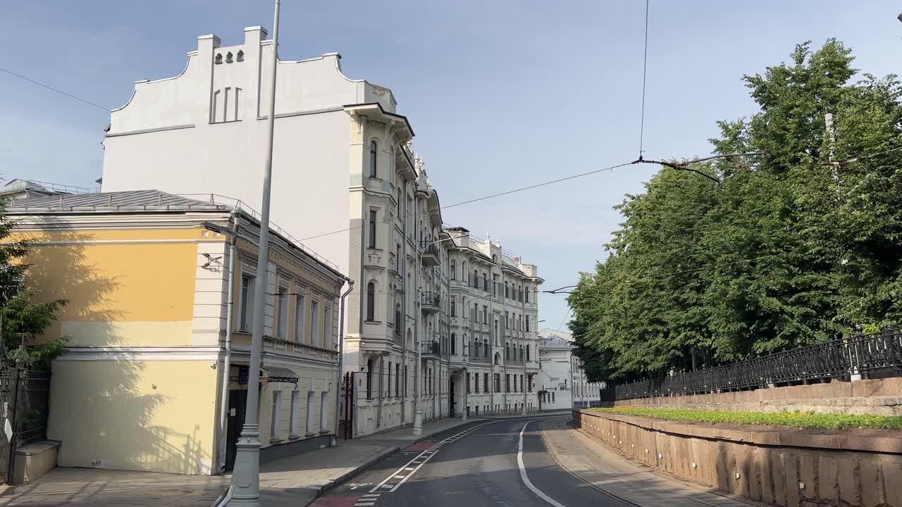 This is true Moscow. A deserted street in the city center in the early morning (4K 60, in motion)