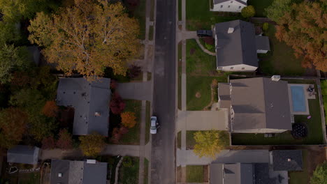 Überführung-Einer-Vorstadtstraße-Und-Häuser-Im-Herbst