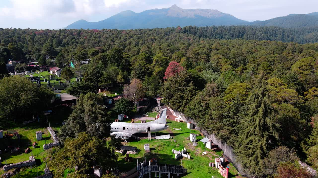 멕시코시티에 있는 버려진 군사 기지에 대한 비행