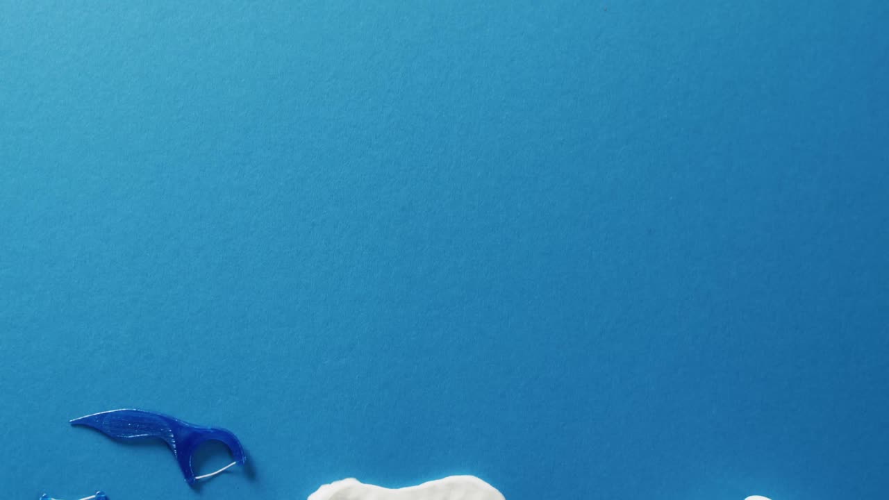 파란색 배경 에 있는  ⁇  의 클로즈업 영상