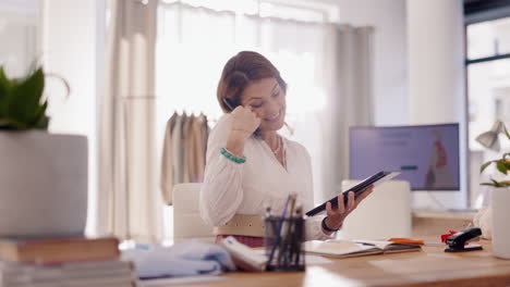 llamada telefónica, tableta y una mujer diseñadora tomando