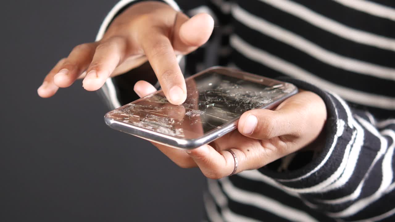 깨진 스마트폰 화면