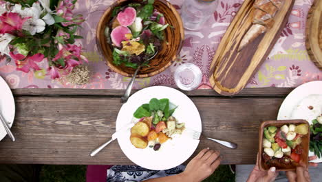 Draufsicht-Auf-Freunde,-Die-Am-Tisch-Essen,-Aufgenommen-Auf-R3D