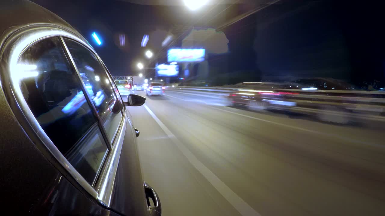 야간 도시 거리에서 고속으로 운전하는 것. 모션 타임 프가 흐릿합니다.