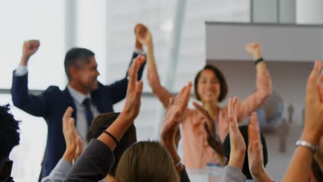 empresarios celebrando el éxito en el seminario de negocios 4k