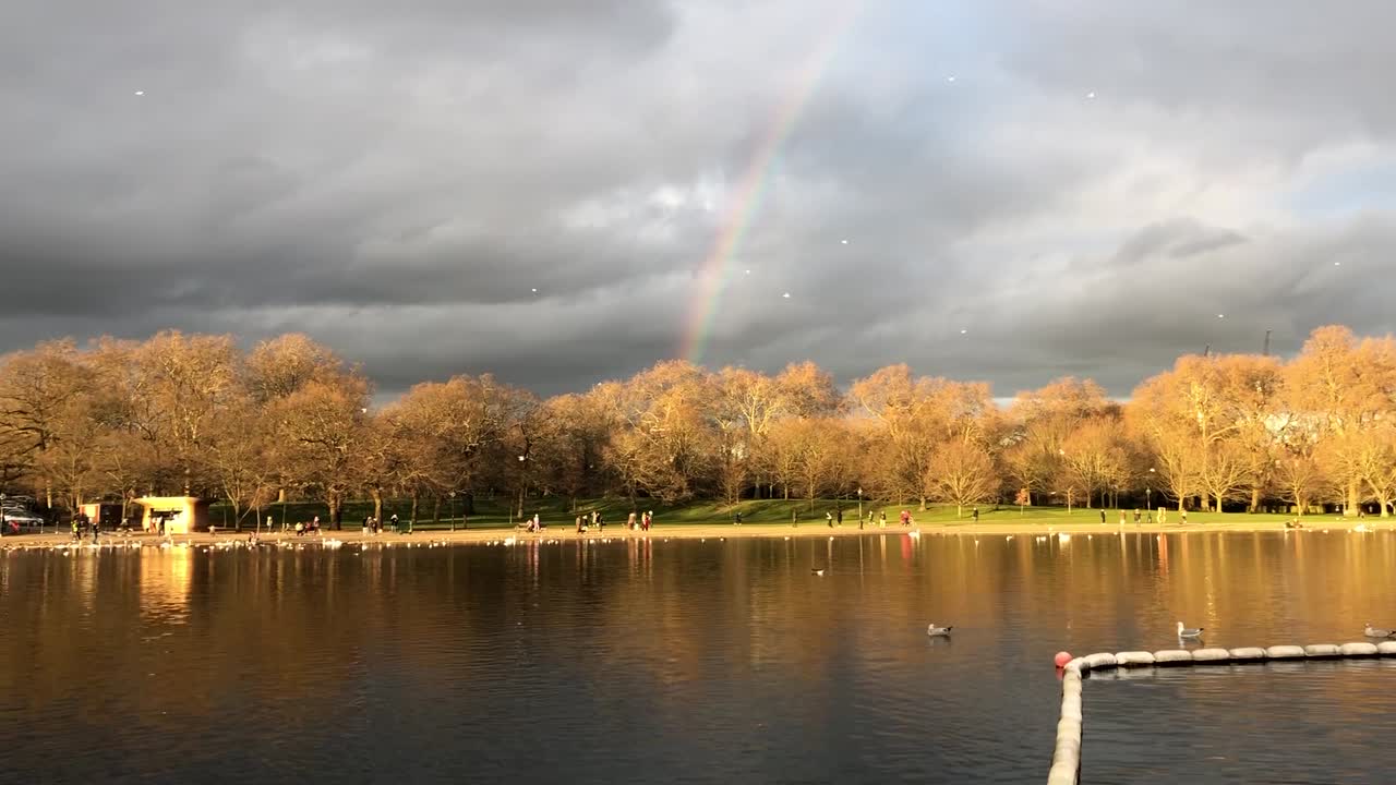 hermoso arco iris aparece sobre hyde park en londres
